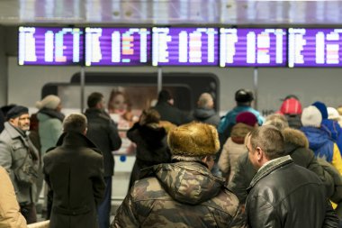 İnsanlar havaalanında uçuş varış için bekliyor. Seçilen odak.
