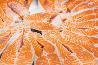 Somon kırmızı balık biftek, Balık pazarı. Somon taze çiğ biftek arka plan olarak balık. Buz ile Somon steak büyük yığını. Satılık dizilmiş somon büyük organik biftek.