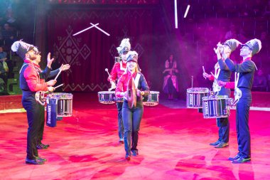 Kiev, Ukrayna. 1 Mart 2018. Davulcular bir grup bir konserde gerçekleştirin. davulcular sirk arenada