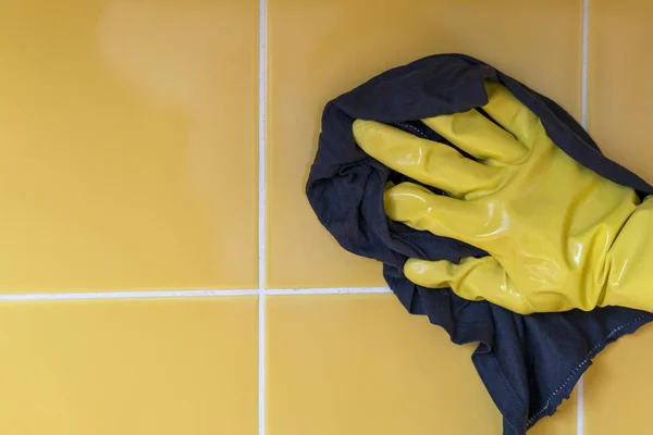 Hand Een Gele Rubberen Handschoen Wast Een Gele Muur Met — Stockfoto