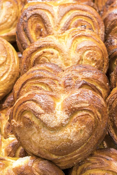 ハートの形で新鮮な焼き菓子 おいしい焼きたてのロールパン — ストック写真