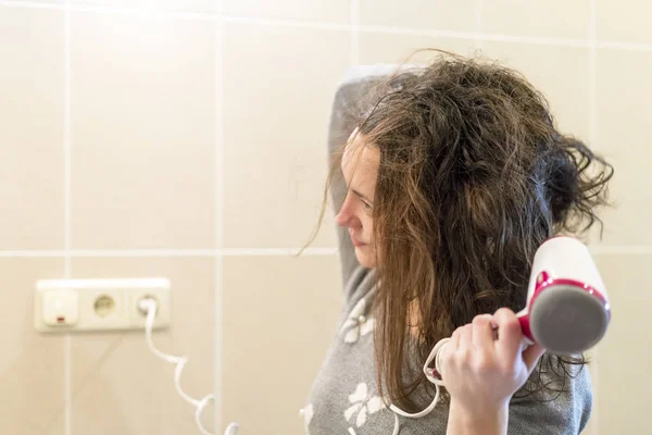 Женщина Приводит Свои Волосы Порядок Концепция Ухода Волосами — стоковое фото