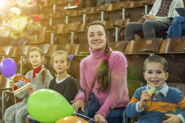 Una Madre Con Tres Hijos Está Sentada Concierto Niños Con — Foto de Stock