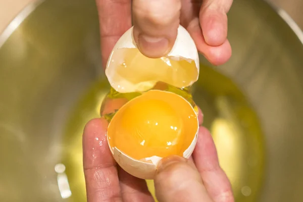 Женщина Открытым Куриным Яйцом Руках — стоковое фото