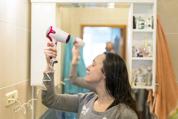 Feliz Joven Mujer Golpe Secado Pelo Baño — Foto de Stock