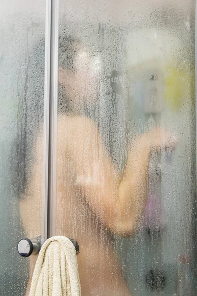 여자와 샤워에 삭제합니다 여자는 화장실에서 샤워를 즐긴다 신체와 — 스톡 사진
