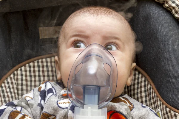 Inhalator Çocuğun Yüzünde Maske Yeni Doğan — Stok fotoğraf