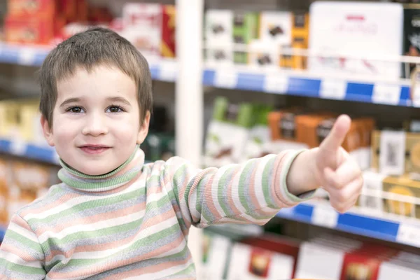 Ευτυχισμένο Αγόρι Ετών Μια Σούπερ Μάρκετ Στο Φόντο Των Ράφια — Φωτογραφία Αρχείου