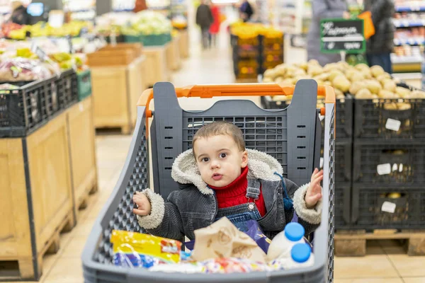 Fiú Egy Szupermarketben Egy Kosár Tele Különböző Termékek — Stock Fotó