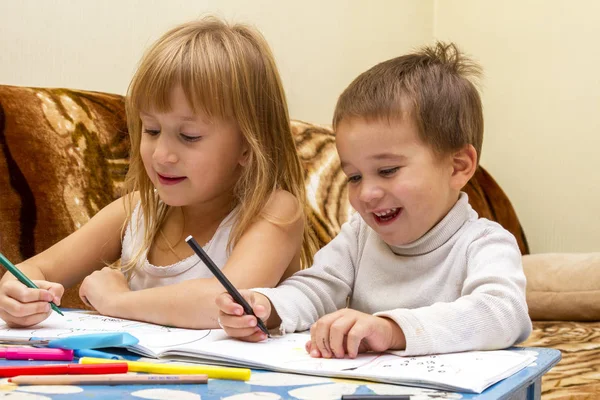 Lindos Niños Pintando Cuadros Mesa Interiores — Foto de Stock