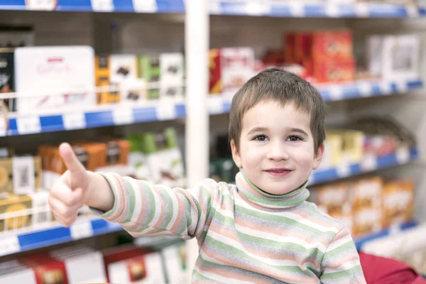 Niño Feliz Años Supermercado Fondo Los Estantes Con Chocolate Chico — Foto de Stock