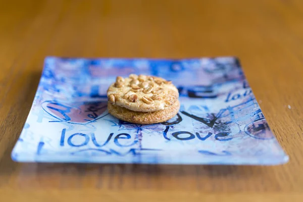 Biscotti Con Arachidi Piatto Blu Cookies Primo Piano — Foto Stock