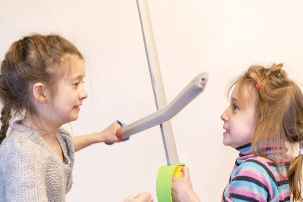Zwei Mädchen Mit Spielzeugschwertern Spielen Ritter Deyochki Argumentieren Und Ärgern — Stockfoto