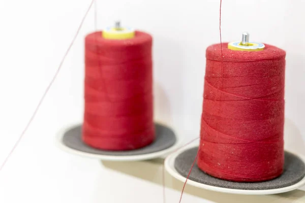 两个红色螺纹线圈 工业缝纫机用螺纹 — 图库照片