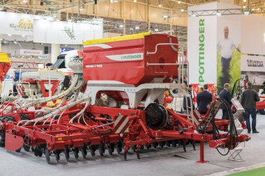 Kiev, Ukrayna - 31 Ekim 2018: Birleştirir, traktör ve Tarım Fuarı Interagro - 2018 sırasında makine