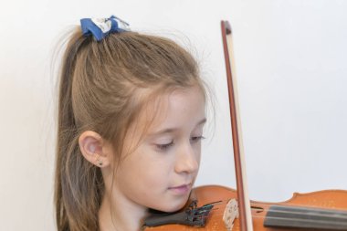 Sevimli öğrenci ilköğretim okulunda sınıfta keman çalıyor. Keman çalmaya kız
