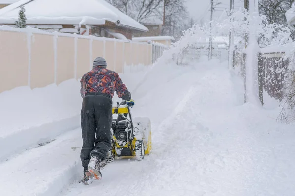 Mannen Operativa Snöslunga För Att Bort Snö Uppfarten Man Rensar — Stockfoto