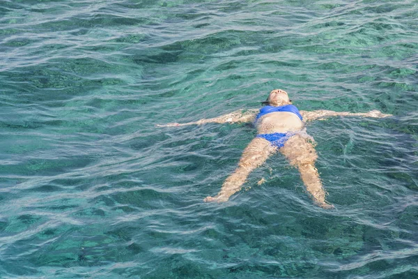 Krásná Dívka Plavání Tropickém Ostrově Žena Plavání Moři — Stock fotografie