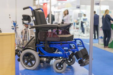 Tekerlekli sandalye tıbbi bir sergi. Tekerlekli sandalye ile elektrik motoru.