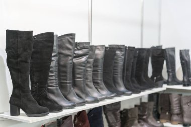 mağaza raflarında kadın botları. Pavilion ile alışveriş moda kadın ayakkabısı. Deri sonbahar-kış çizme