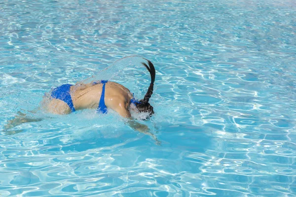 Kobieta Nurkowanie Basenie Młoda Piękna Dziewczyna Pływanie Basenie Brunetka Relaksując — Zdjęcie stockowe