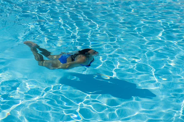 Frau Mit Badeanzug Schwimmt Auf Einem Blauen Wasserbecken Unterwasser Frauenporträt — Stockfoto