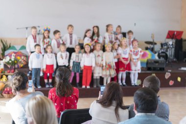 Anaokulu çocuk tatil. Sahne Alanı'nda çocuk ailesinin önünde gerçekleştirin. Okulda, arka plan kullanım için sahne alanı'nda bulanıklık çocuk programı görüntüsü. Bulanık.