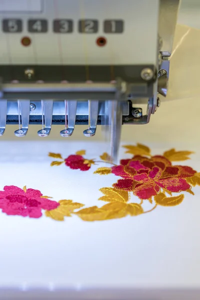 电脑绣花机 在模糊的背景上的缝纫机 纺织车间 垂直照片 — 图库照片
