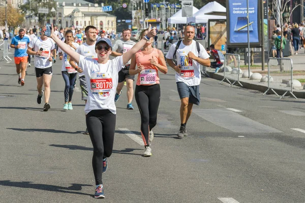 Ukrayna, Kiev, Ukrayna 09.09.2018 sporcular ve Amatör çalıştırıyorsunuz. İnsanlar içinde çalışan nişanlandık. Sağlıklı yaşam teşviki.