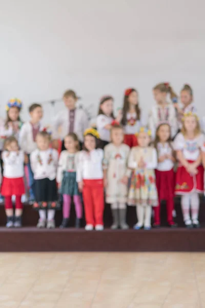 Dzieci Wykonują Koncercie Szkole Podstawowej Teatralnej Kreatywności Dzieci Amatorski Występ — Zdjęcie stockowe