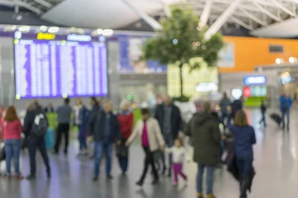 Pasażerów Lotnisku Pobliżu Tablicy Informacyjnej Niewyraźne — Zdjęcie stockowe