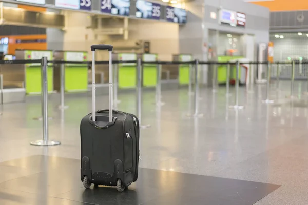 Samotny Walizka Lotnisku Samotny Walizka Lotnisku Zapomniane Bagażu Lotnisku Pusty — Zdjęcie stockowe