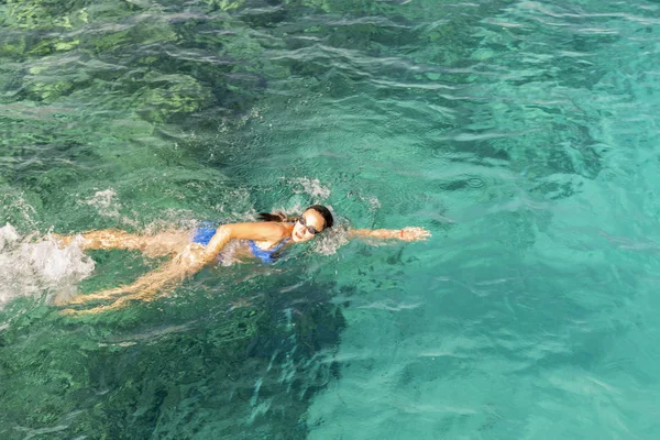 Γυναίκα Κολυμβητής Κολύμβηση Crawl Στο Γαλάζιο Της Θάλασσας Γυναίκα Κολύμπι — Φωτογραφία Αρχείου