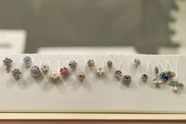 Bir Mücevher Takı Mağaza Bir Vitrin Üzerinde Gümüş Kolyeler — Stok fotoğraf