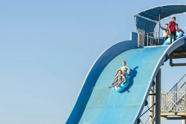 Hurghada Egypten November 2018 Personer Äventyrsbadet Ner Från Vattenrutschbanan — Stockfoto