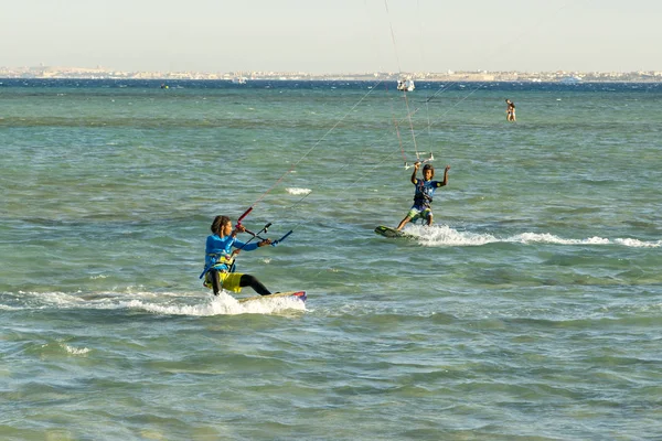 ハルガダ エジプト 2018 日カイト サーフィン 男は波に凧に乗って カイト カイトボーディング アクション写真マン波の間ですぐに行く — ストック写真