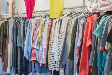 Moda giysiler bir butik mağazası. Kadın giyim mağaza