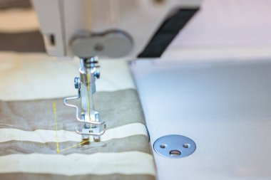 Bir üretim tesisi terzilik için profesyonel bir daktilo, yakın çekim. Tekstil: Endüstriyel brode makinesi. Bilgisayarlı nakış makineleri
