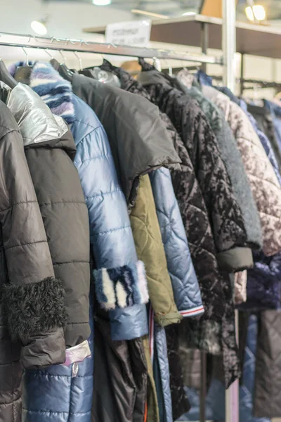 Chaqueta Invierno Venta Invierno Perchero Abrigos Mujer Perchas Una Tienda — Foto de Stock