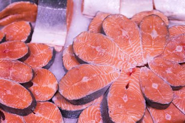 Somon, kırmızı balık, buz üstünde belgili tanımlık sayaç süpermarkette yalan pişmiş değil ham, dilimlenmiş. Taze balık. Kırmızı balık buzda balık pazarında büyük parçaları.