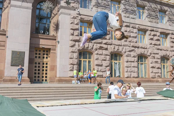 Ukraina Kijów Ukraina 2018 Piękna Młoda Kobieta Skoki Trampolinie — Zdjęcie stockowe