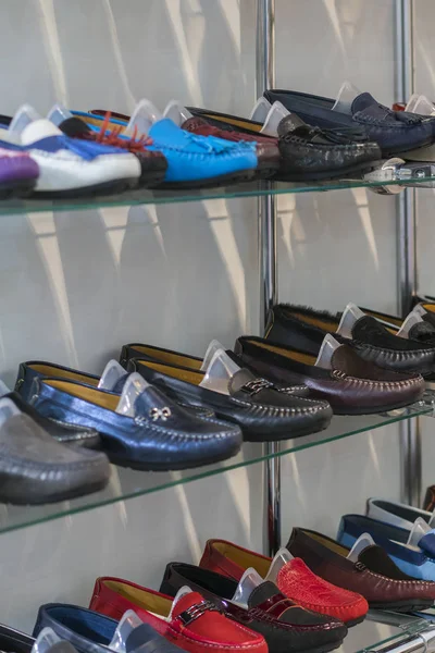 Mocasines Cuero Multicolor Estante Tienda Zapatos Cuero Para Hombres Mujeres — Foto de Stock