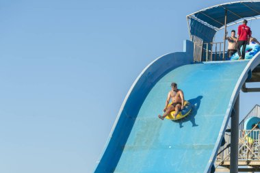 Hurghada, Mısır. 19 Kasım 2018 adam su parkta aşağıya su kaydırağı