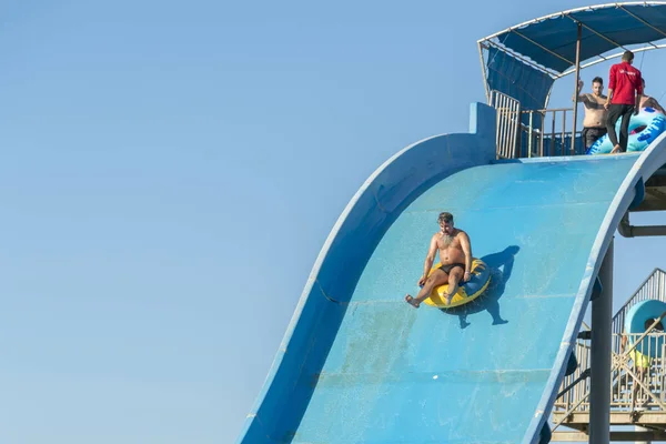 Hurghada, Egypten. November 19 2018 mannen i vattenparken gå ner från vattenrutschbanan — Stockfoto