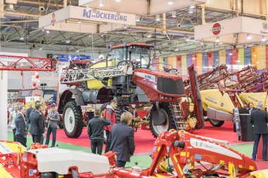 Kiev, Ukrayna - 31 Ekim 2018: Birleştirir, traktör ve Tarım Fuarı Interagro - 2018 sırasında makine