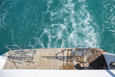 Zevk teknenin kıç. Yay dalga hızlı Motorlu tekne.