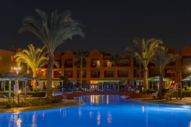 Hurghada, Mısır. 19 Kasım 2018 gece görünümü, havuzlu lüks resort. Otel açık peyzaj havuzlu. Gece havuz tarafı zengin hote.