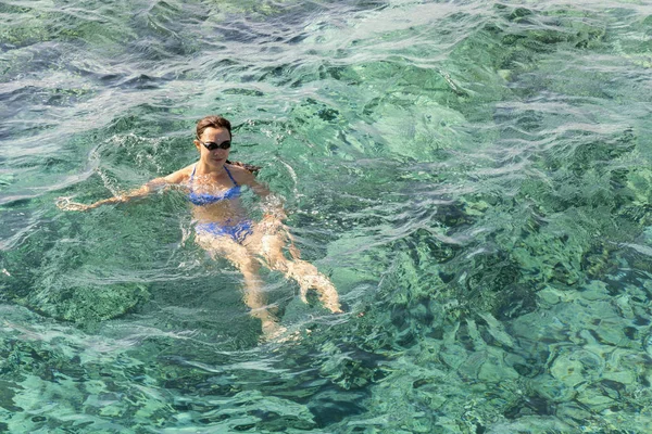 Frauen Genießen Das Schwimmen Meer Junge Frau Schwimmt Meer Das — Stockfoto