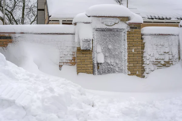 Snötäckta Gate Och Knep Snö Sveper Begreppet Snörik Vinter Snö — Stockfoto