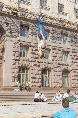 Ukrayna, Kiev, Ukrayna 09.09.2018 güzel genç kadın bir trambolin üzerinde atlama. dikey fotoğraf.